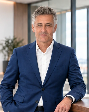 Achim Kuneck im modernen Büro